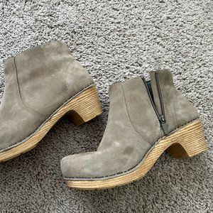 Dansko Leather ankle boots, tan barely worn